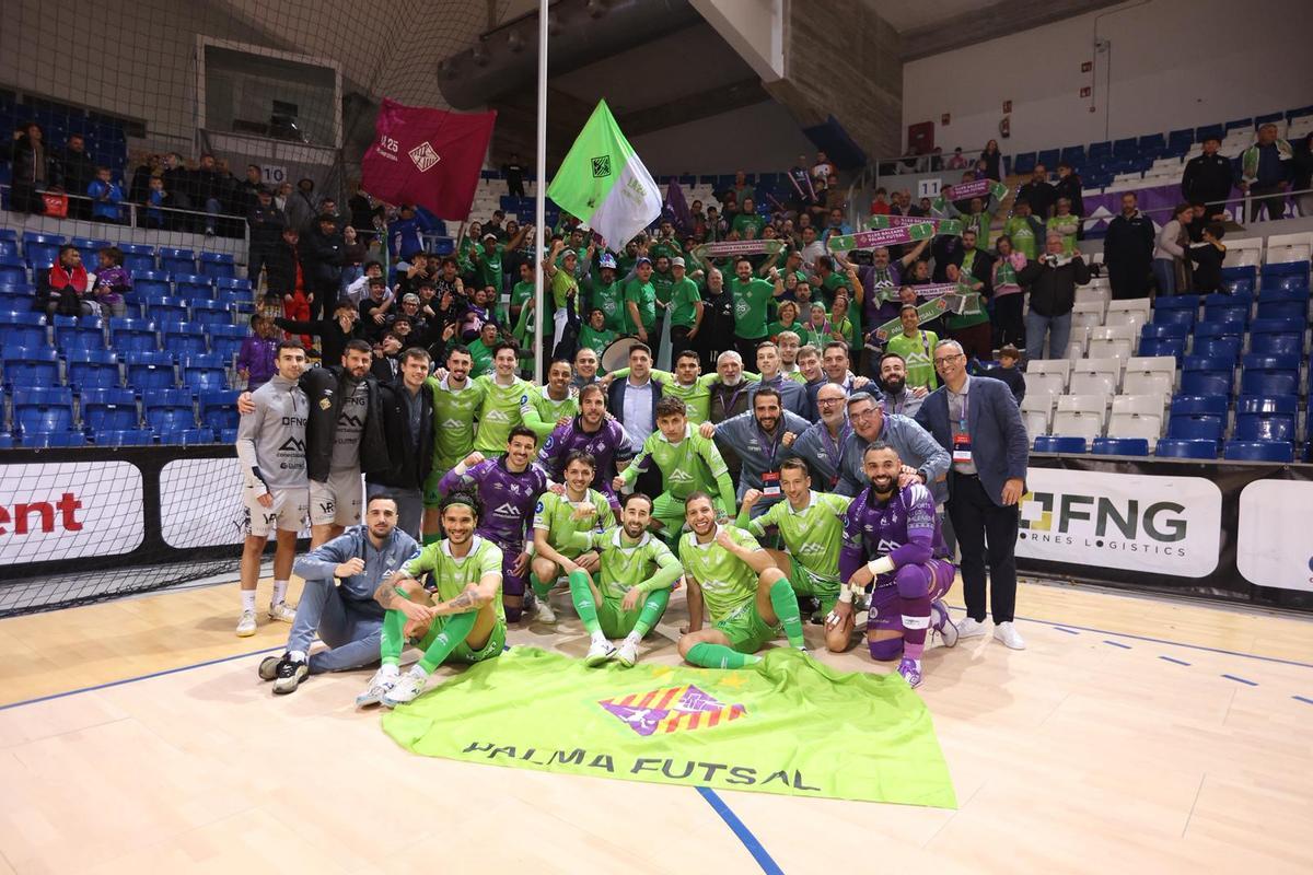 El Palma Futsal celebra con su grada de animación el pase a los cuartos de final de la Champions.