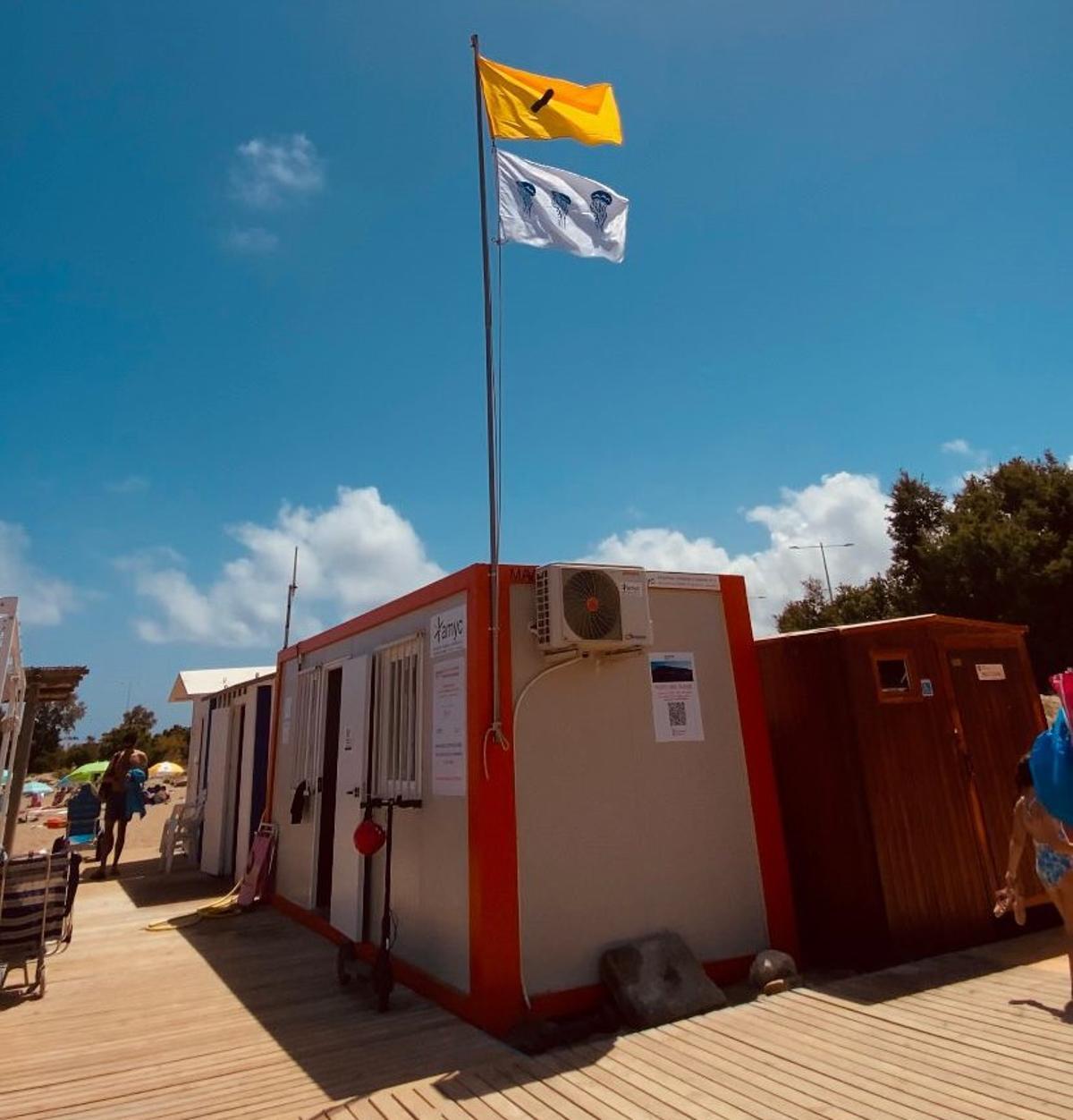 La bandera amarilla y la específica de medusas ondean en la playa de la Punta del Raset