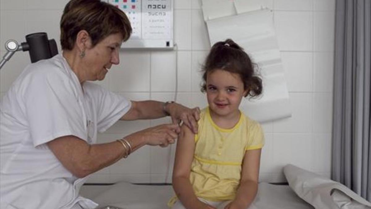 Una niña recibe una vacuna en un CAP de Barcelona.