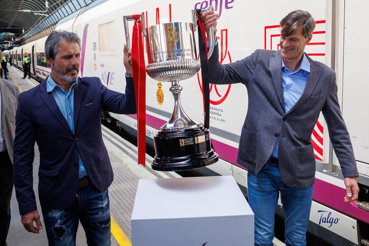 Rafa Alkorta, exjugador del Athletic, y Leo Franco, del Mallorca, llevan la Copa del Rey a Sevilla.