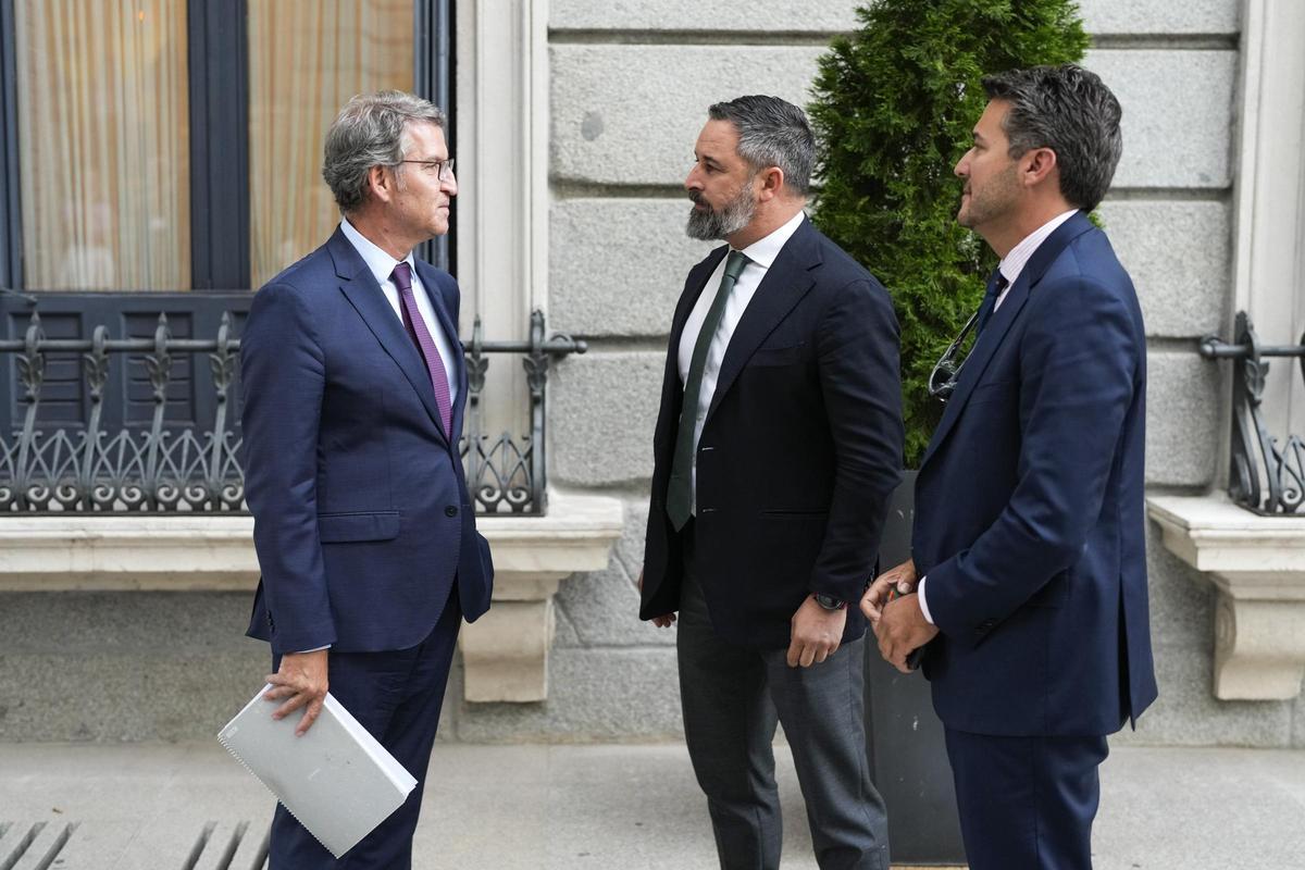 El presidente del PP, Alberto Núñez Feijóo (i), el presidente de VOX, Santiago Abascal (c), en el patio del Congreso.