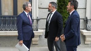 MADRID, 17/09/2024.- El presidente del PP, Alberto Núñez Feijóo (i), el presidente de VOX, Santiago Abascal (c) y el diputado de VOX, Ángel López Maraver, a su salida del pleno del Congreso de los Diputados celebrado este martes en Madrid. EFE/ Borja Sánchez-Trillo. CDD . PLENO DEL CONGRESO DE LOS DIPUTADOS . ALBERTO NÚÑEZ FEIJÓO . SANTIAGO ABASCAL