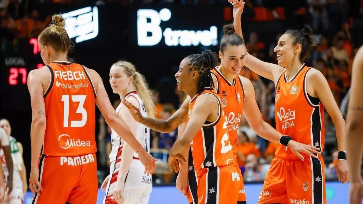 Carrera, Turner, Fiebich y Torrens, en el primer partido de la final en La Fonteta / F. Calabuig