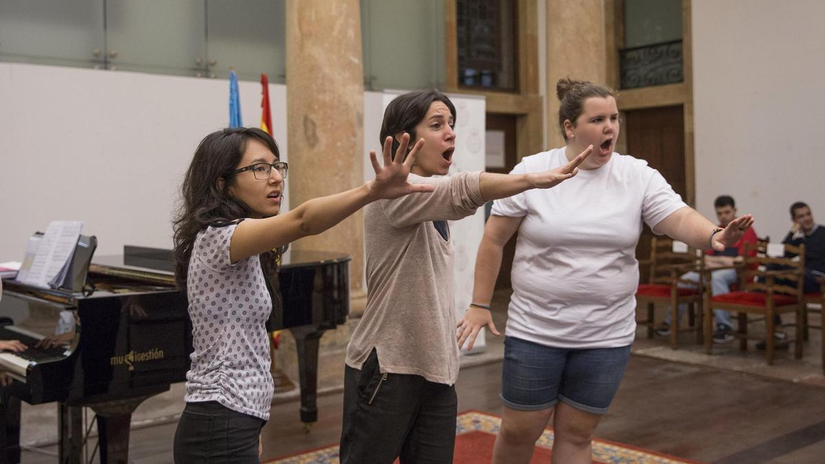 Janeth Zúñiga, Canela García y María Heres, en un curso anterior de La Castalia.