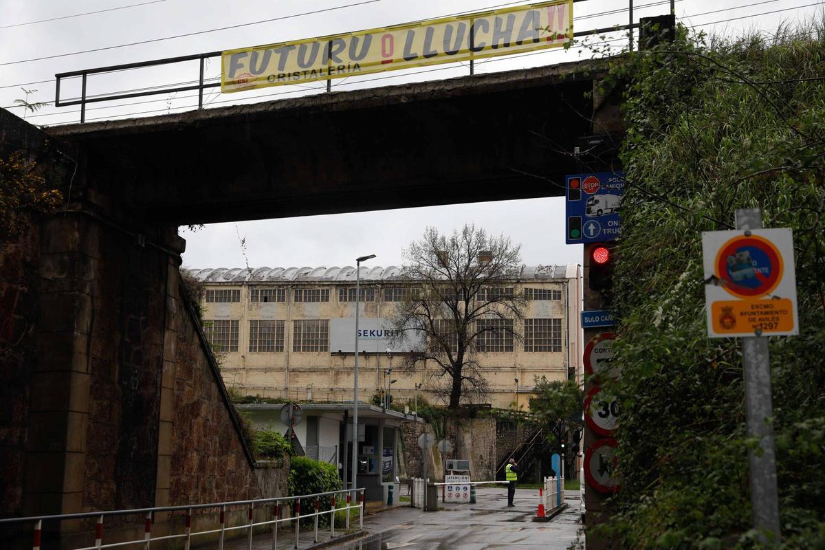 El acceso a las instalaciones de Saint-Gobain en Avilés.