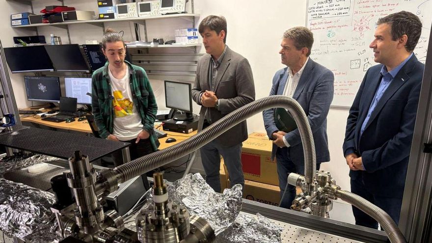 Por la izquierda, Sergio Ena, Borja Sánchez, Ardines y Adolfo Fernández, en el laboratorio de física cuántica. | D. O.