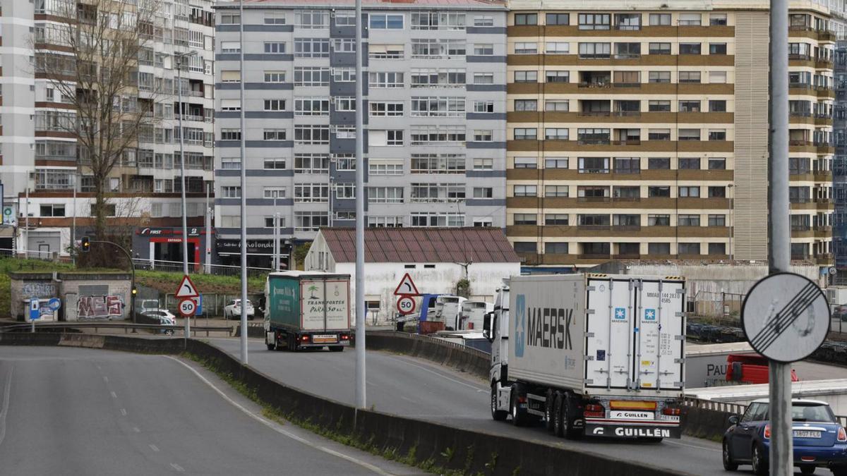 Camiones en el ramal entre el Puerto y la AP-9 en el centro de Vigo