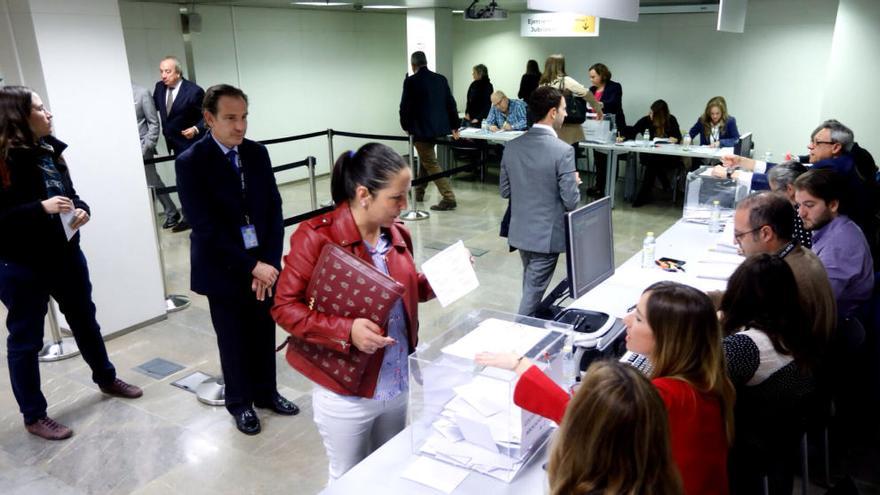 Votación en la sede del ICAV de la Plaza Tetuán de València.