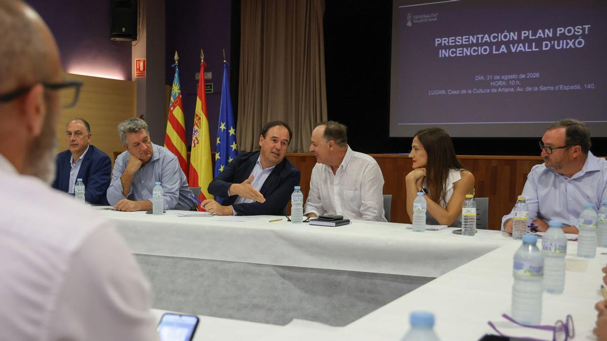 Juanfran Pérez Llorca preside la reunión con los alcaldes afectados por el incendio de la Vall d'Uixó, este lunes