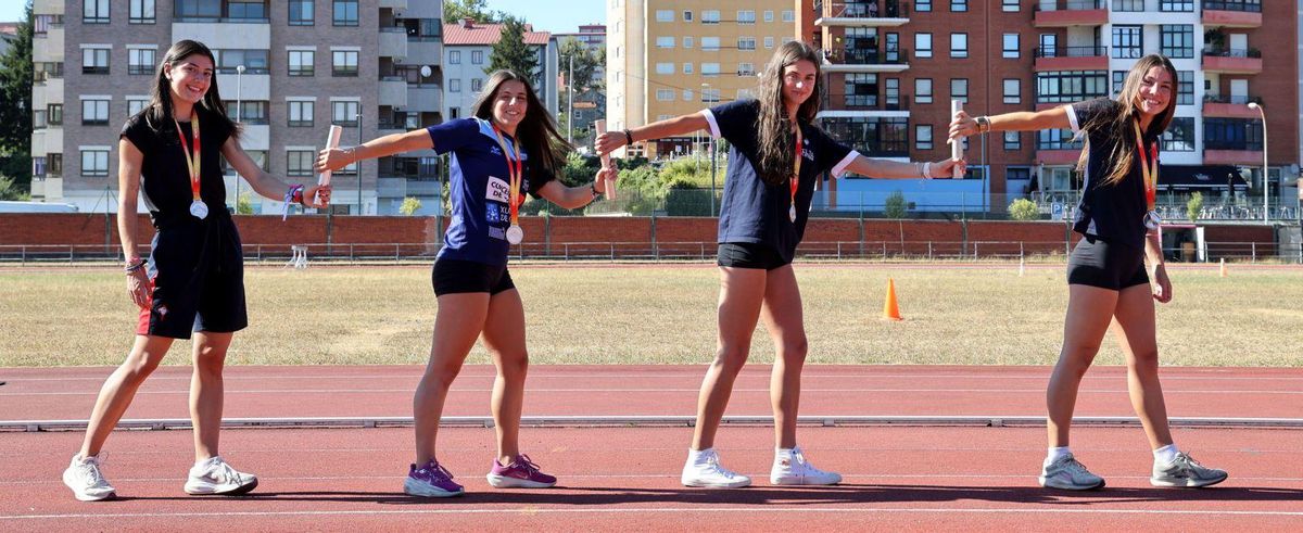 Candela Hermida, Daniela Castro, Marta Camaño y Valeria González, ayer en las pistas de Balaídos. | José Lores