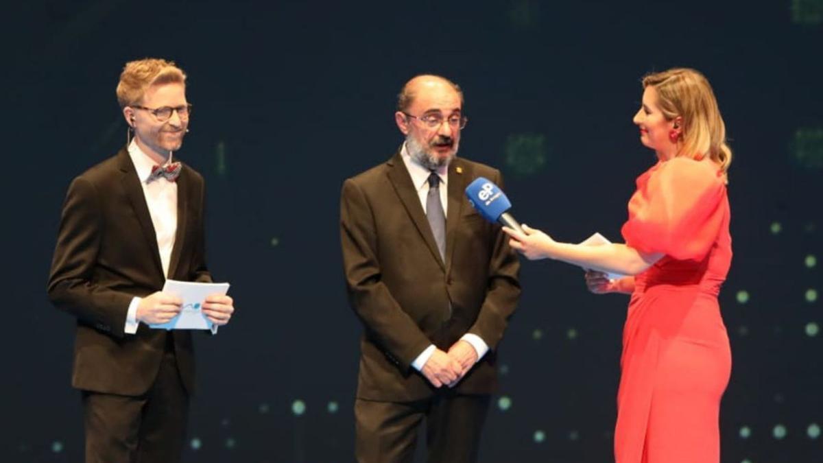 El presidente de Aragón, entre Jorge Heras y Laura Carnicero.