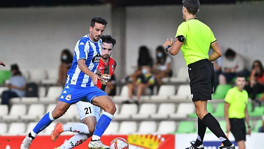 Rafa de Vicente, con el balón en A Magdalena. |  // RCD