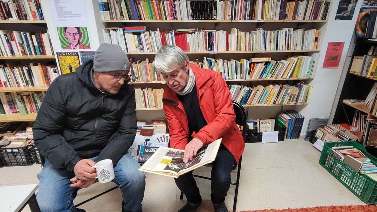 Usuaris de Càritas agraeixen la col·laboració de Taberna Libraria amb un berenar.