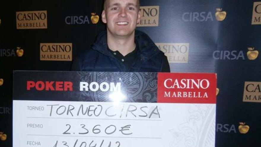 Steve Ray muestra su cheque ganador el pasado viernes en el Torneo Cirsa.