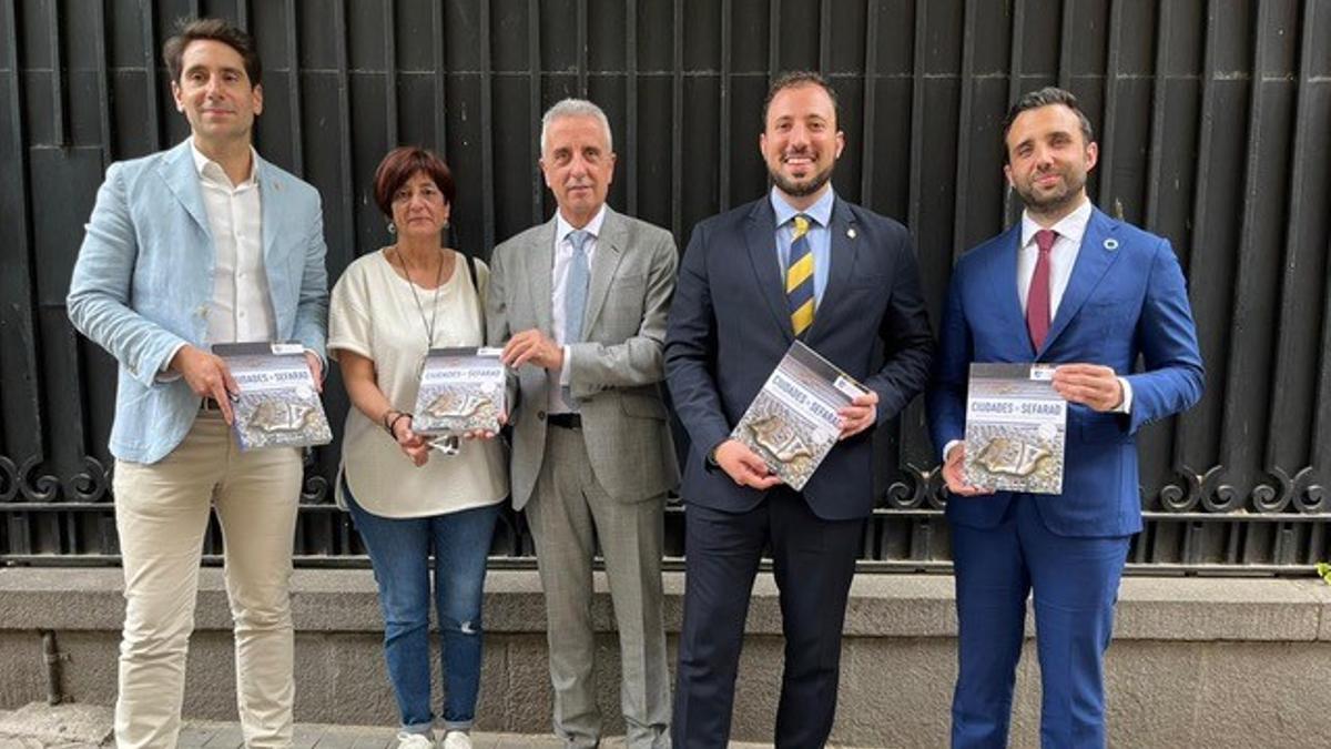 El vicealcalde y concejal de Turismo, Francisco Morales (4º izquierda), durante la presentación del libro.