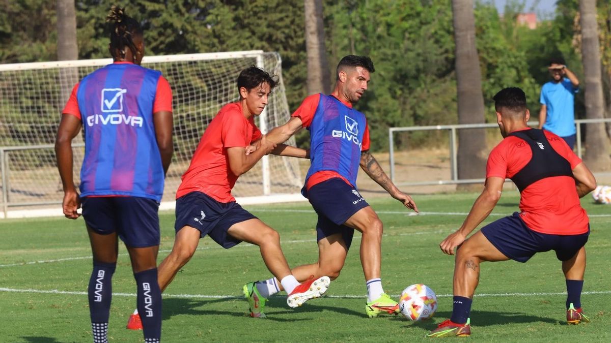Willy Ledesma conduce la posesión durante un lance del entrenamiento.
