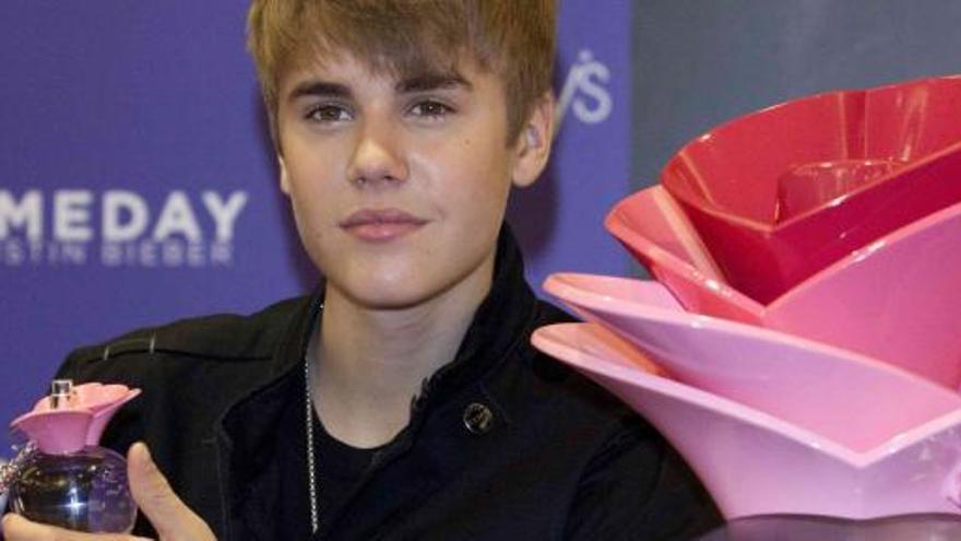 Justin Bieber posa en la presentación de su nueva línea de perfume.
