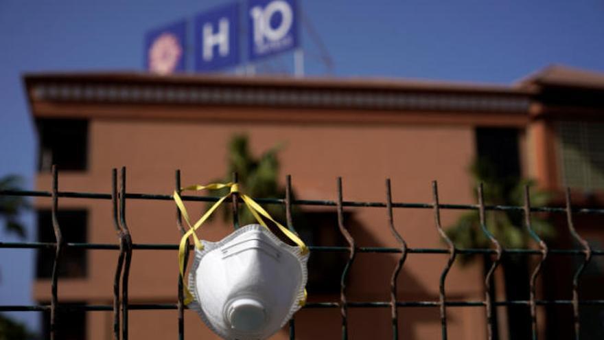 Una mascarilla cuelga de una valla, ayer, en las inmediaciones del hotel H10 Costa Adeje Palace.
