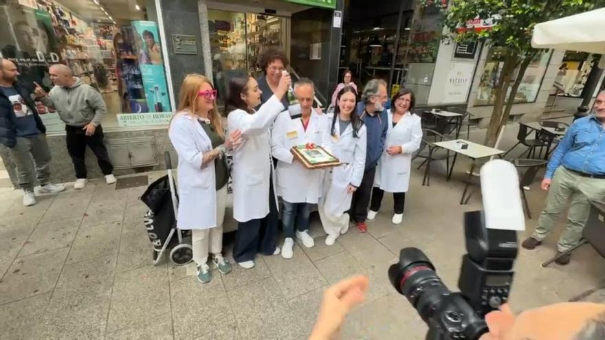 Celebración sorpresa para Ángel Cardalda, mítico farmacéutico de la calle Castelao por sus 48 años de servicio
