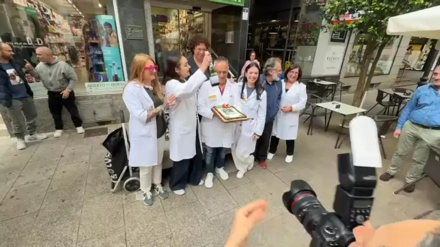 Celebración sorpresa para Ángel Cardalda, mítico farmacéutico de la calle Castelao por sus 48 años de servicio