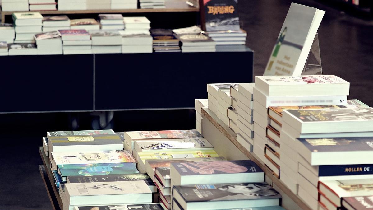 Imatge d'arxiu d'una secció plena de llibres d'una llibreria