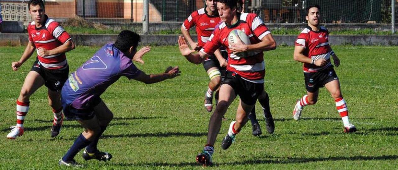 Ataque del Gijón en su partido ante el Pilier.