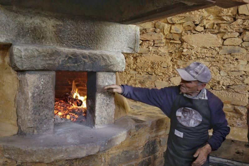 Elaboración artesanal de pan y aceite en Latedo.