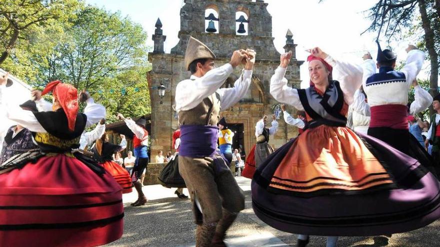 Una actuación del grupo en la fiesta de Nuestra Señora del Carbayu, ante la ermita.