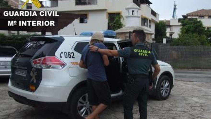 La Guardia Civil con el detenido por acoso.