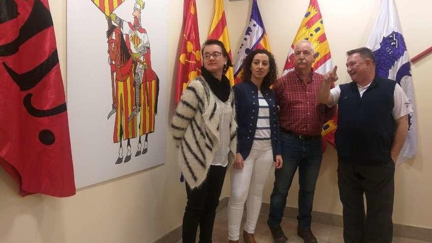 Representantes de la Asociación Retógenes con las dos concejales en la presentación de la muestra.