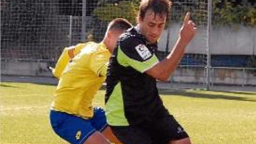 Adrià Casanova, en una acció del partit davant el Castelldefels.