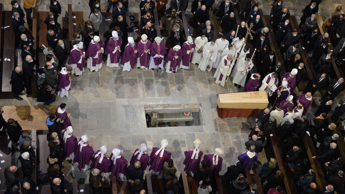 El bisbe de Girona, enterrat a la catedral després d’una missa fúnebre El bisbe de Girona, enterrat a la catedral després d’una missa fúnebre