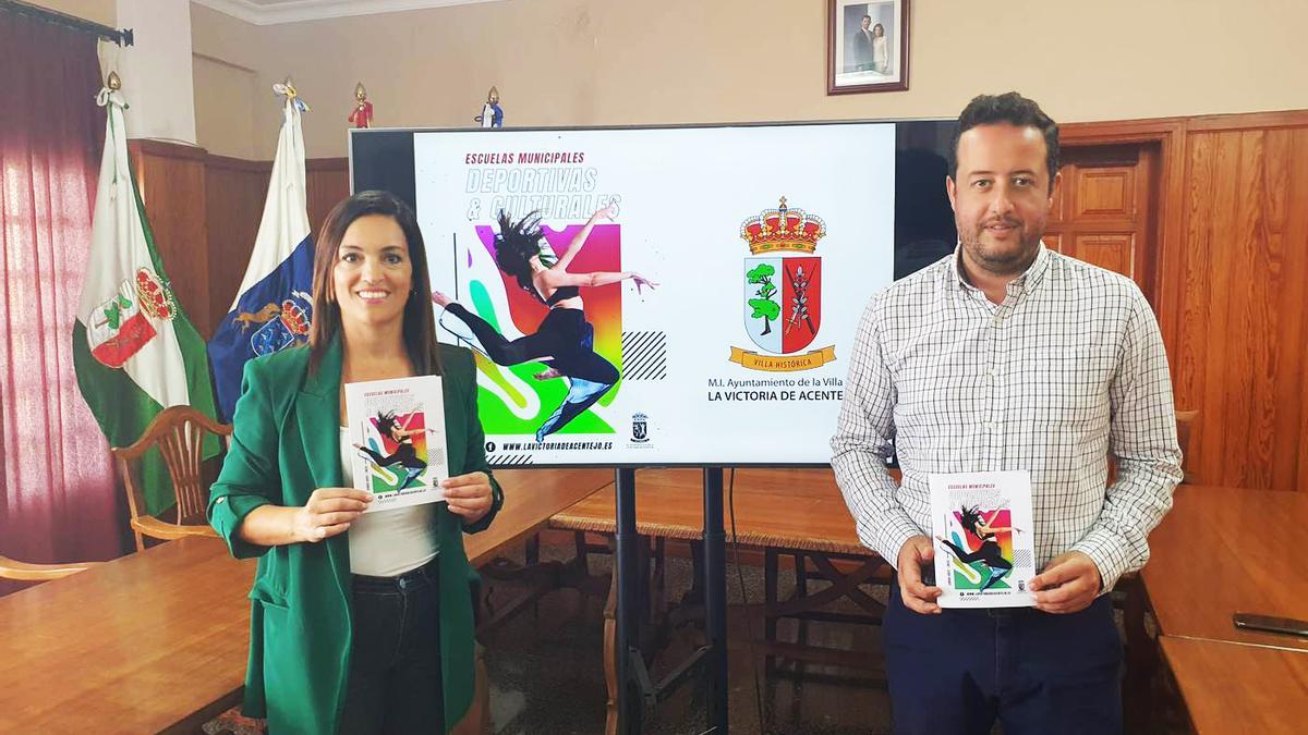 La Concejala de Cultura y Educacion, Yurena Gutiérrez, y el alcalde de La Victoria, Juan Antonio García, presentaron la programación