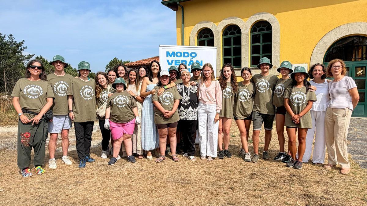 A alcaldesa e a directora xeral cos participantes no campamento de Amicos.