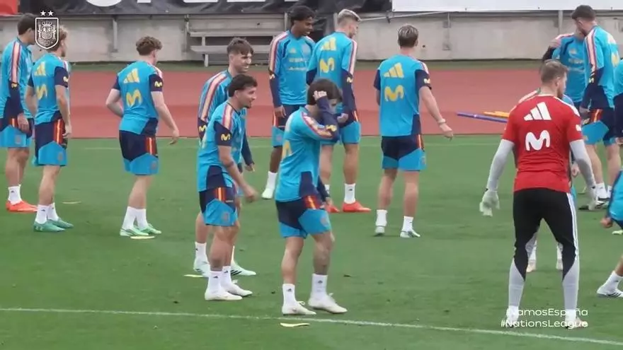 La selección española completa su último entrenamiento antes de viajar a Oviedo