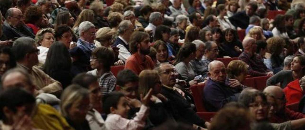 Aforo lleno en el auditorio del Niemeyer.