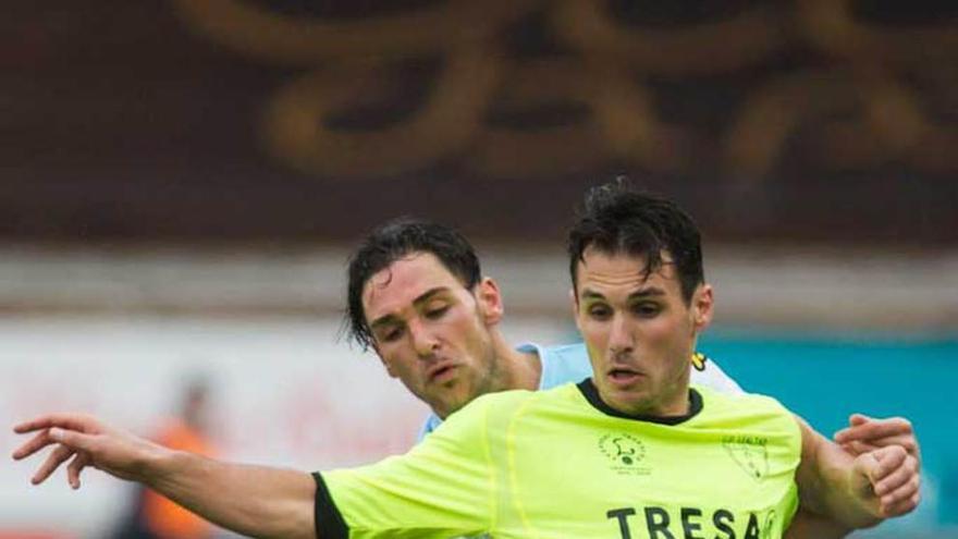 Pablo Espina controla el balón ante un rival del Compostela.