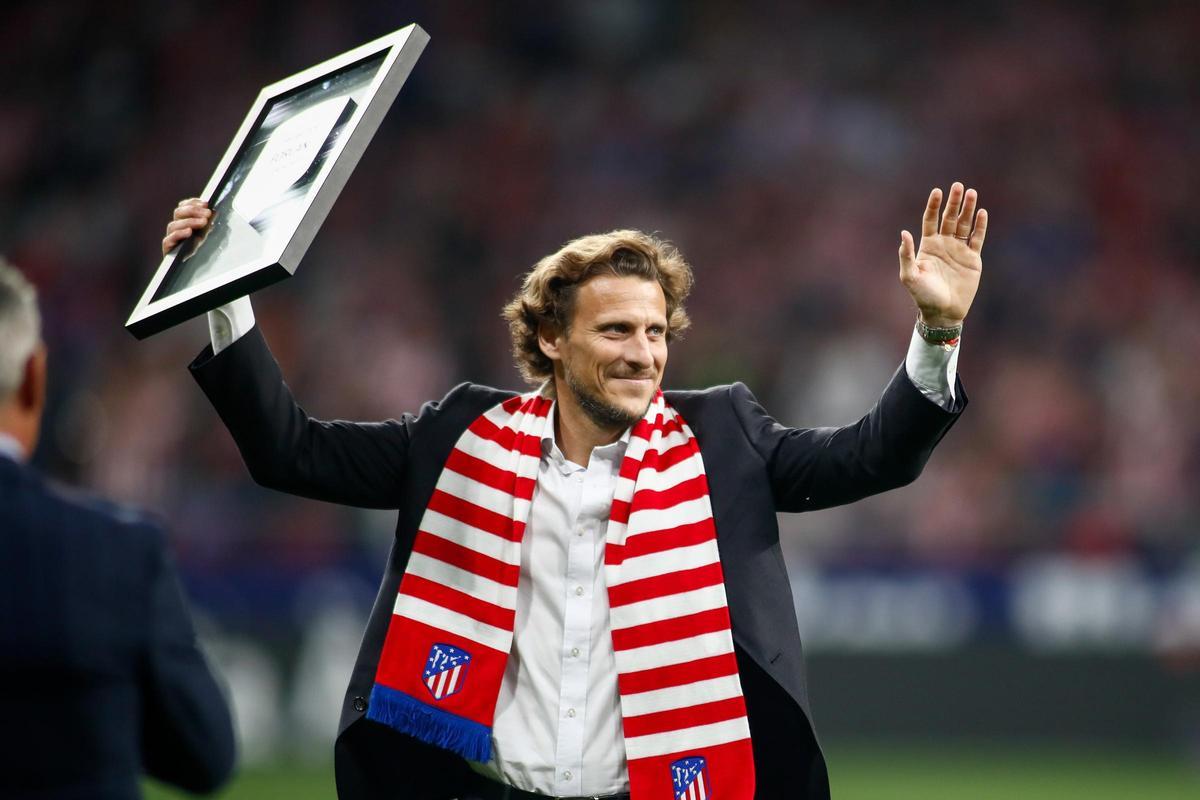 Diego Forlán, durante el homenaje que recibió en el Metropolitano antes de un derbi madrileño.