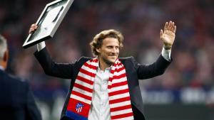 Diego Forlán, durante el homenaje que recibió en el Metropolitano antes de un derbi madrileño.