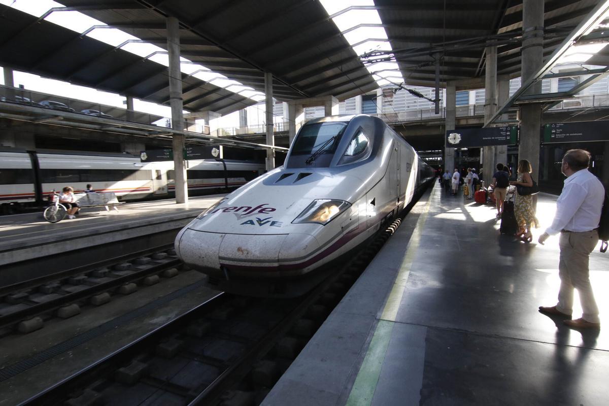 Un tren AVE en la estación de Córdoba.
