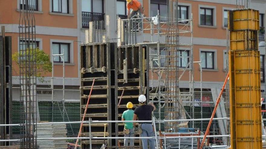 Obreros de la construcción en una obra residencial en la ciudad. // G. Santos