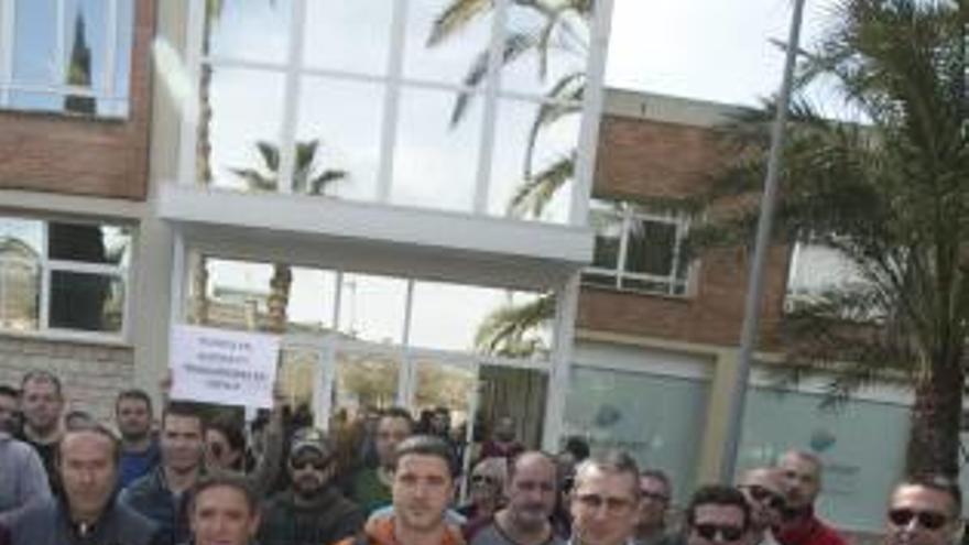 Protesta de los trabajadores del Puerto, ayer.