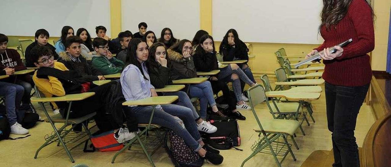 Isabel Ruiz, ayer, durante la conferencia que impartió a los alumnos del IES Laxeiro. // Bernabé/Javier Lalín