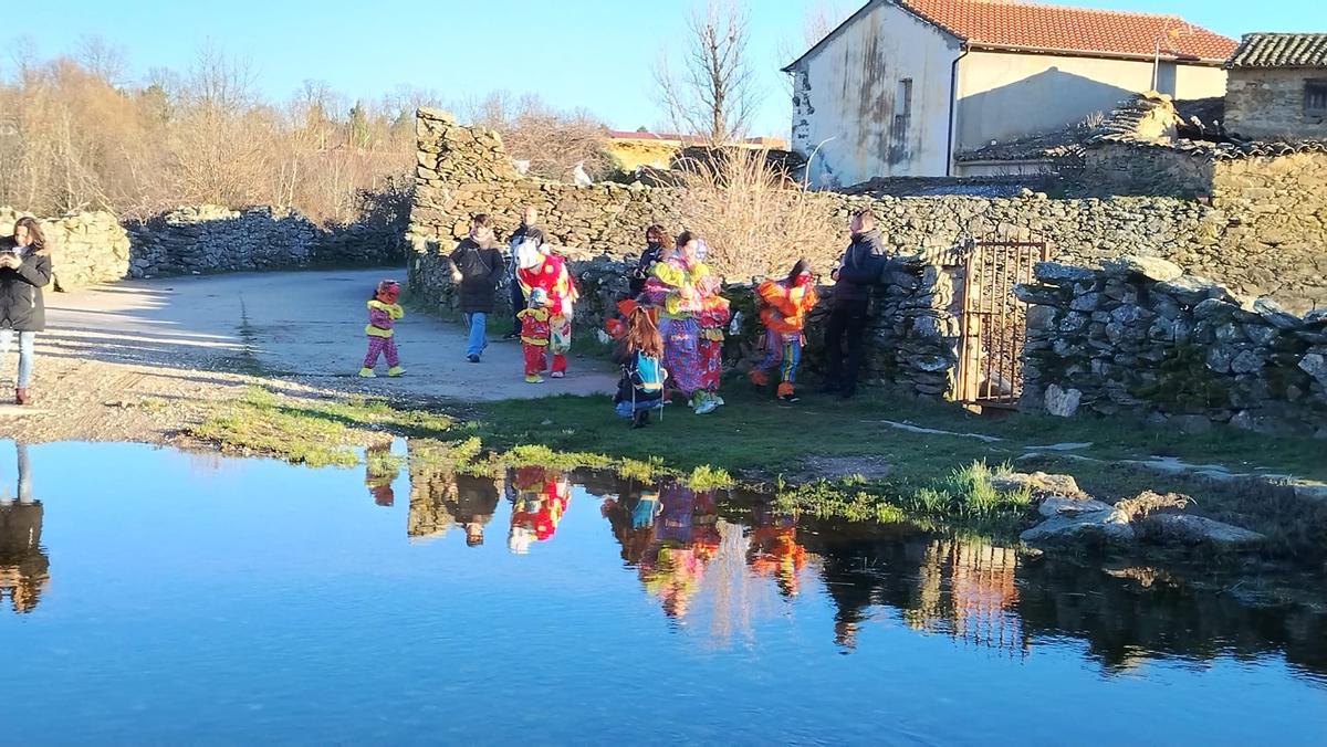 La cencerrada de Villanueva de Valrojo desafía al frío La cencerrada de Villanueva de Valrojo desafía al frío