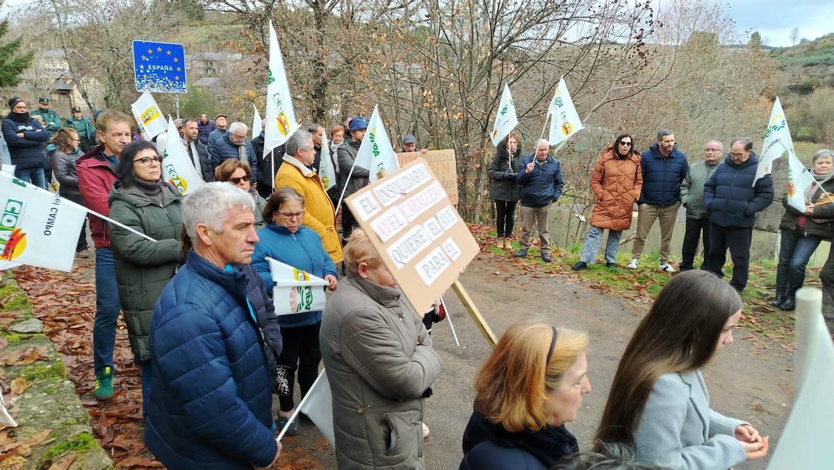 Sin tren y con carreteras "del viejo régimen": así discurre la protesta en Rihonor