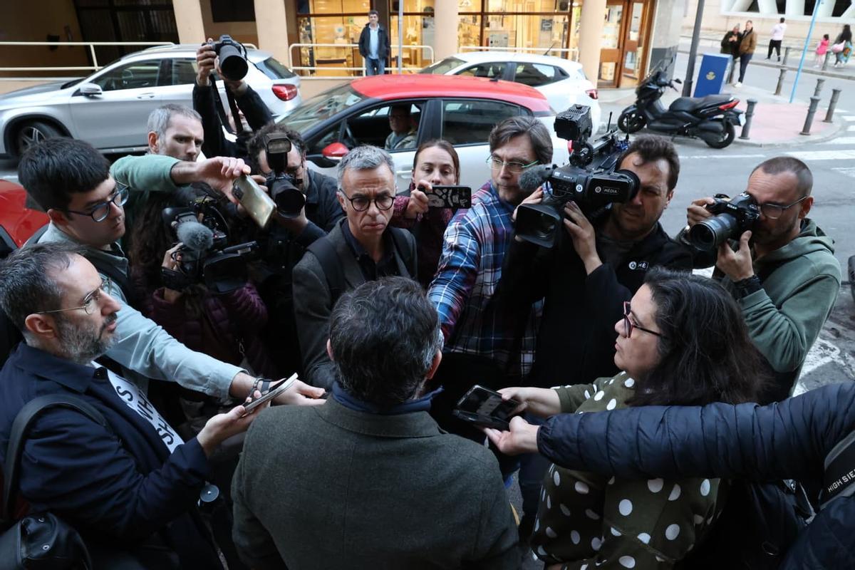 Así ha sido la salida de Carlos Baño de la comisaría de Alicante