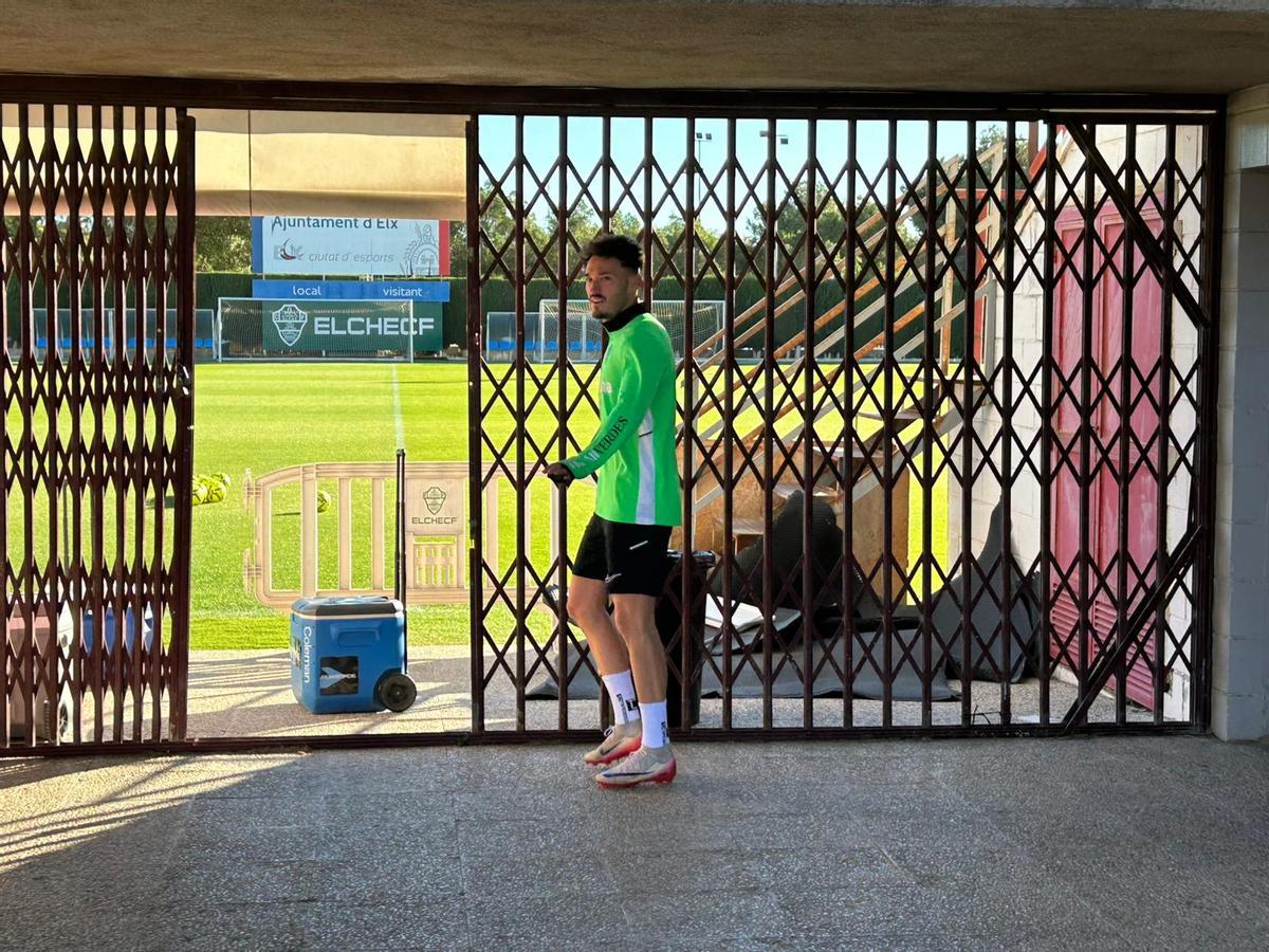Josan Ferrández, antes de ejercitarse en solitario sobre el césped del Díez Iborra.
