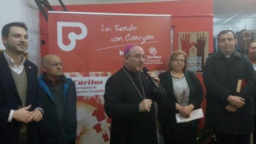 El obispo Casimiro López inaugura en Onda una tienda «con corazón»