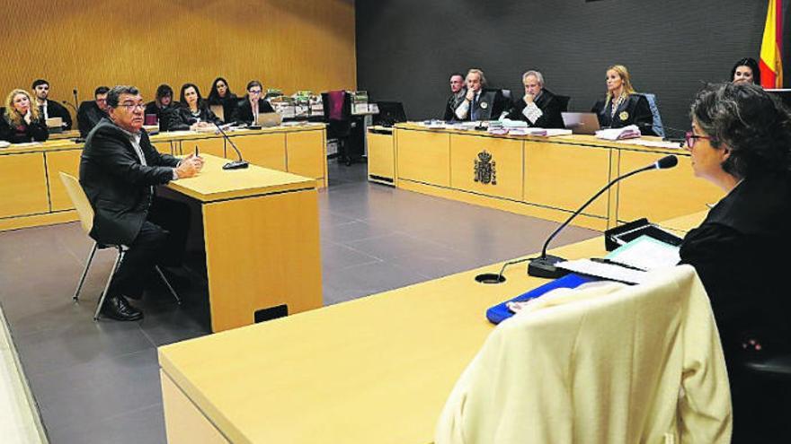 Uno de los agentes de Medio Ambiente, ayer, durante su declaración.