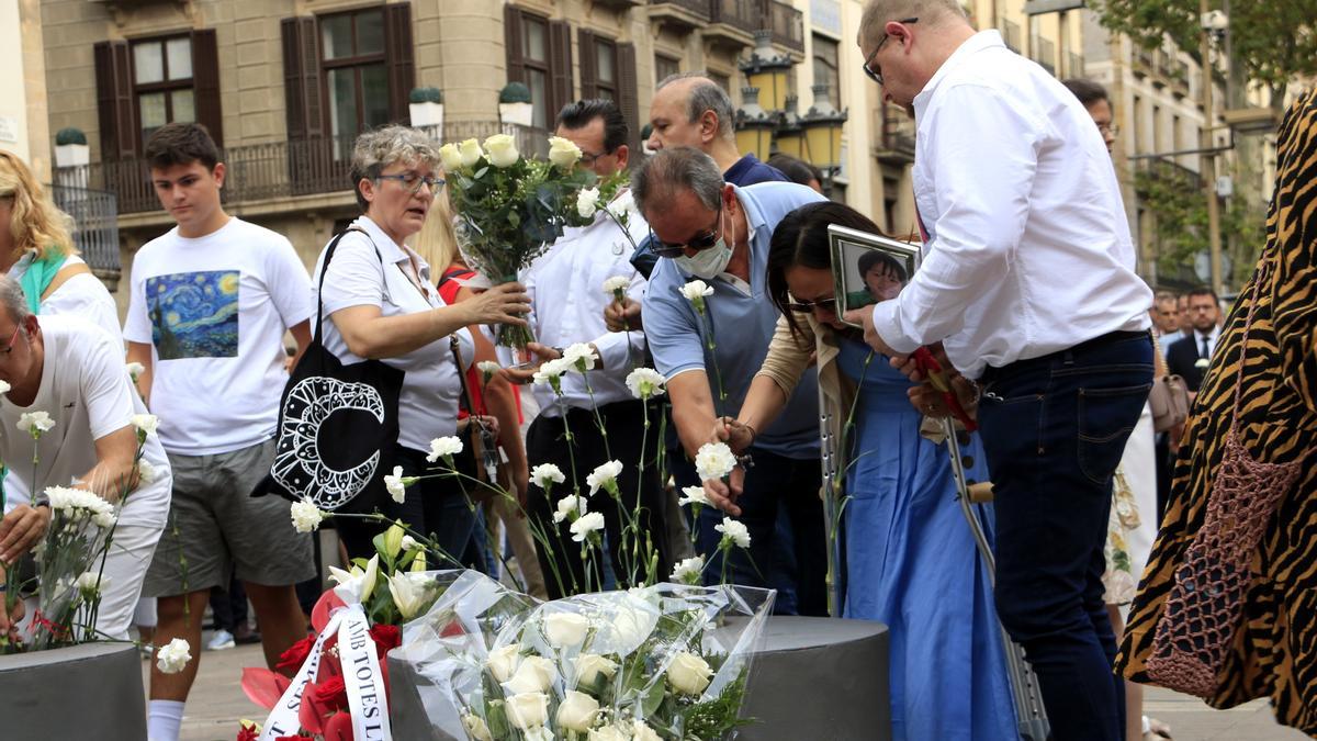 La família del nen australià que va morir en els atemptats del 17-A i altres familiars dipositen els clavells blancs en record de les víctimes, en la commemoració dels cinc anys, al memorial pla de l&#039;Ós de la Rambla.